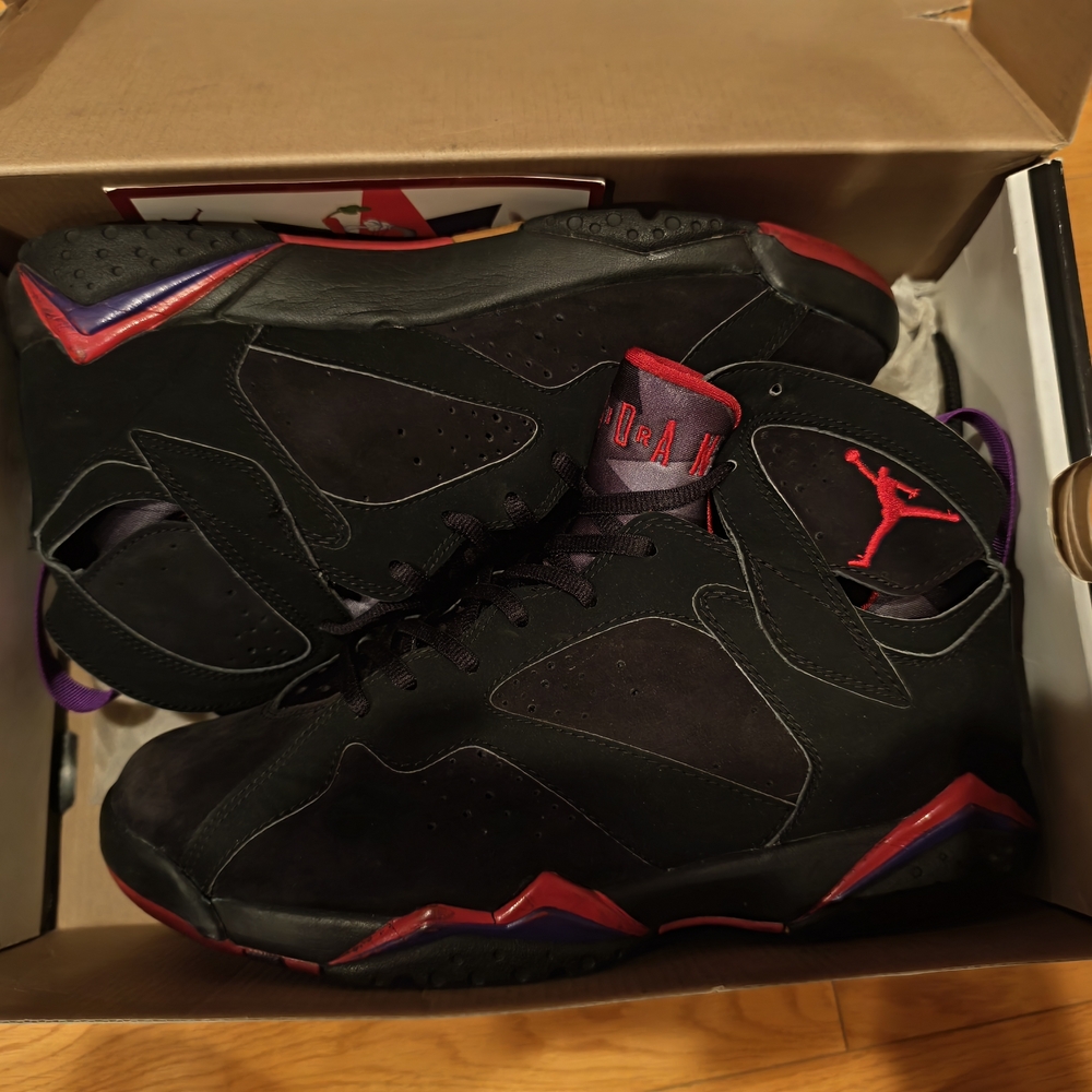 Jordan Men's Black and Red Sneakers